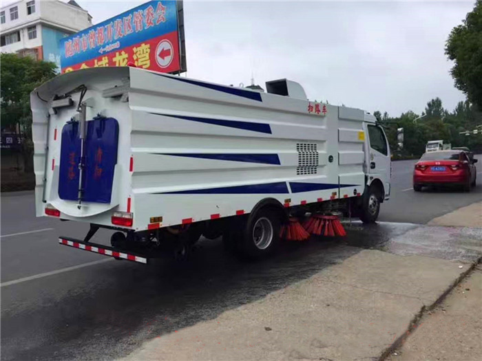 東風大多利卡掃路車(7噸)