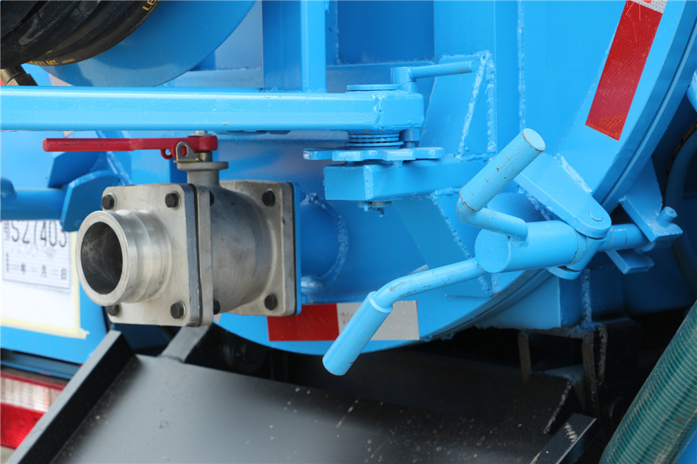 東風多利卡清洗吸污車(8方)