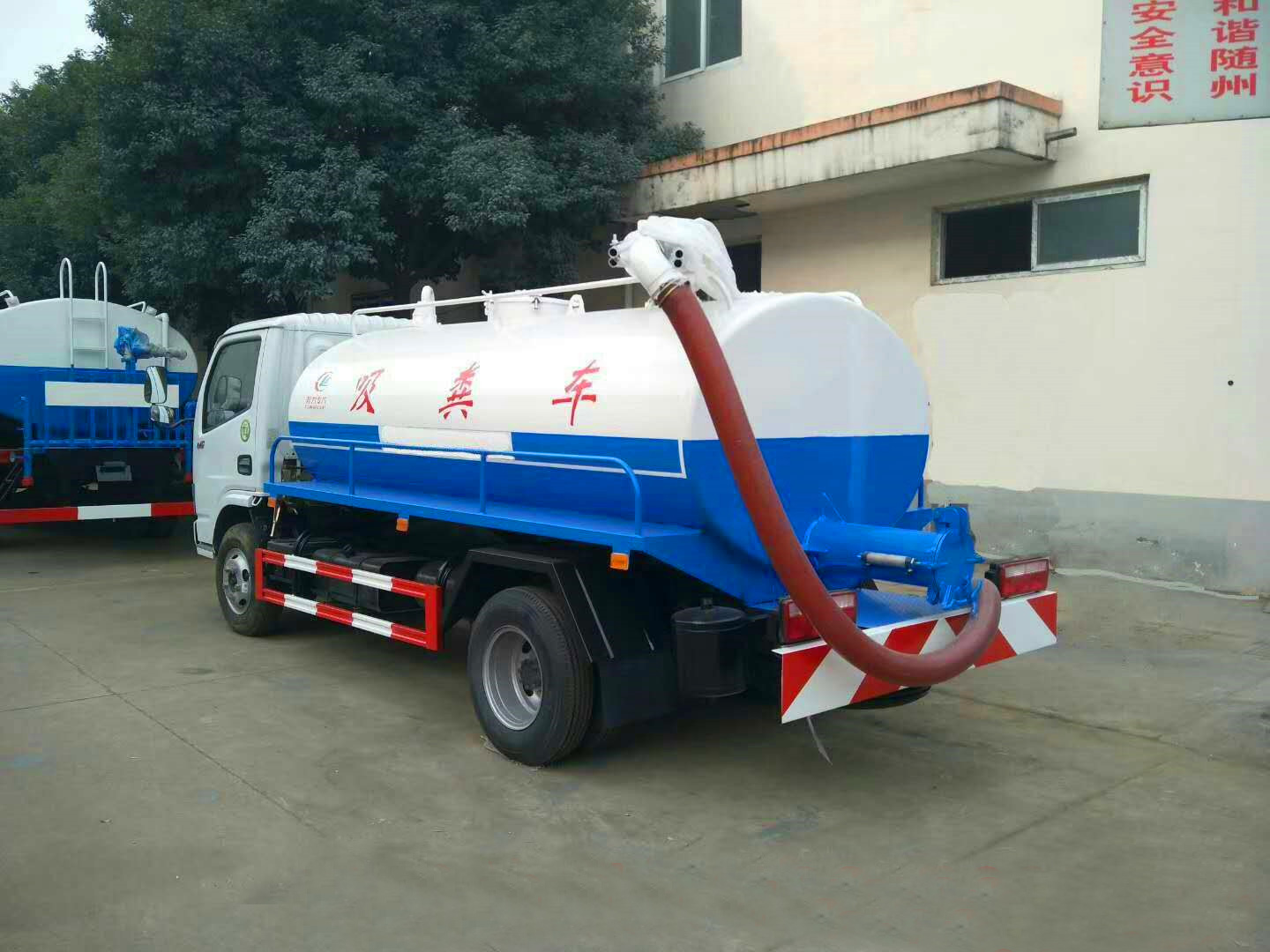 東風(fēng)多利卡吸糞車(5方)