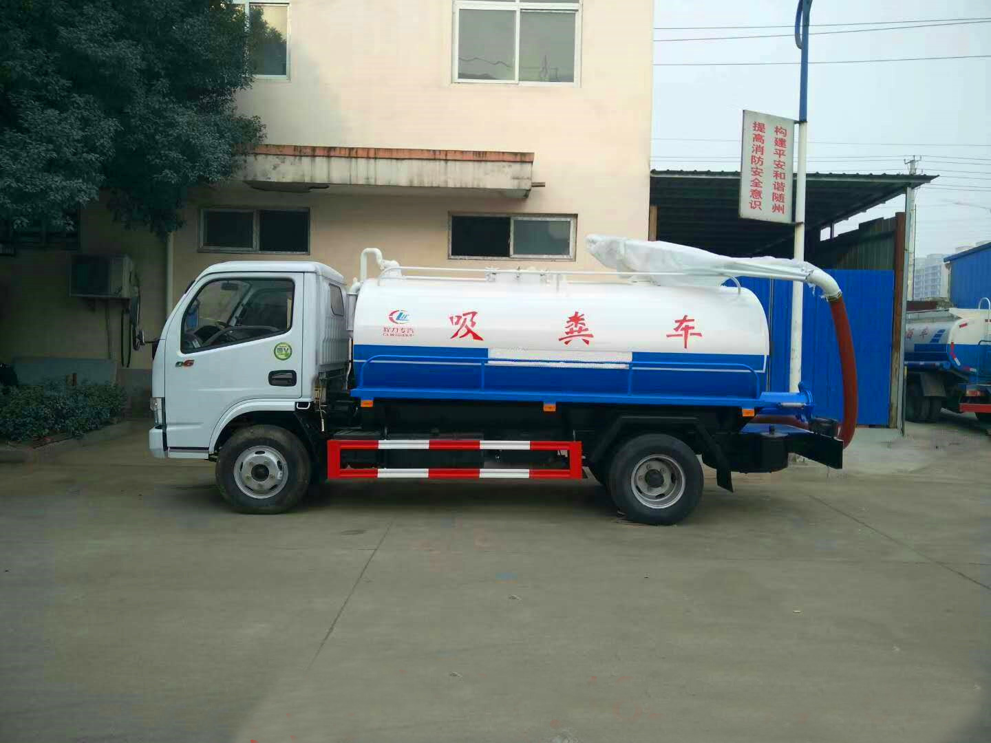 東風(fēng)多利卡吸糞車(5方)