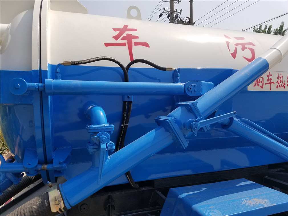 東風多利卡吸污車(4.5方)