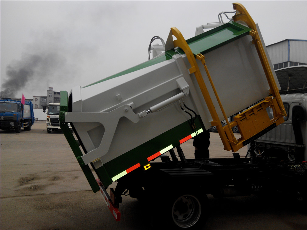 福田小卡(3方)側(cè)裝壓縮式垃圾車