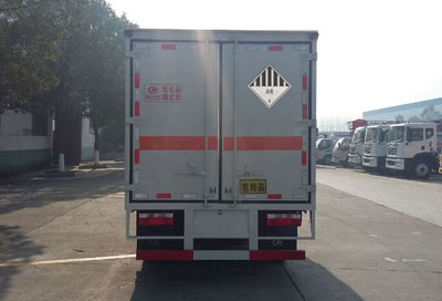 程力威牌CLW5074XZW5型雜項危險物品廂式運輸車