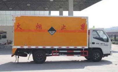 程力威牌CLW5061XZWJ5型雜項(xiàng)危險(xiǎn)物品廂式運(yùn)輸車