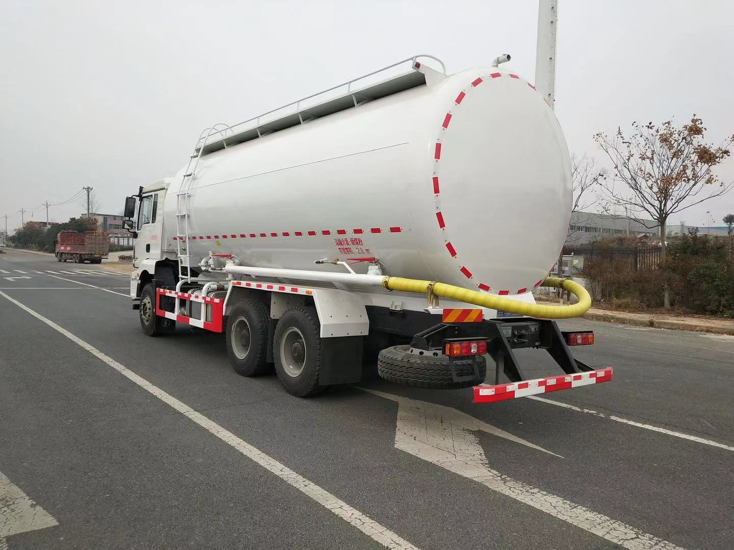 陜汽德龍后八輪干混砂漿運輸車(27方)