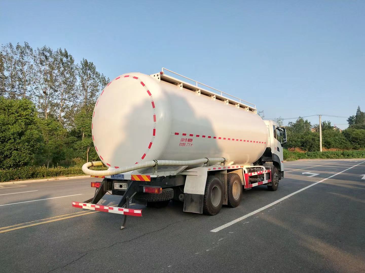 東風天龍干混砂漿運輸車(28方-LNG)