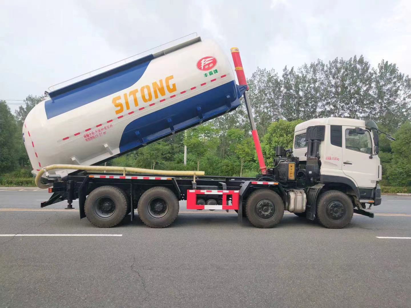 東風天龍立式干混砂漿運輸車(22方)