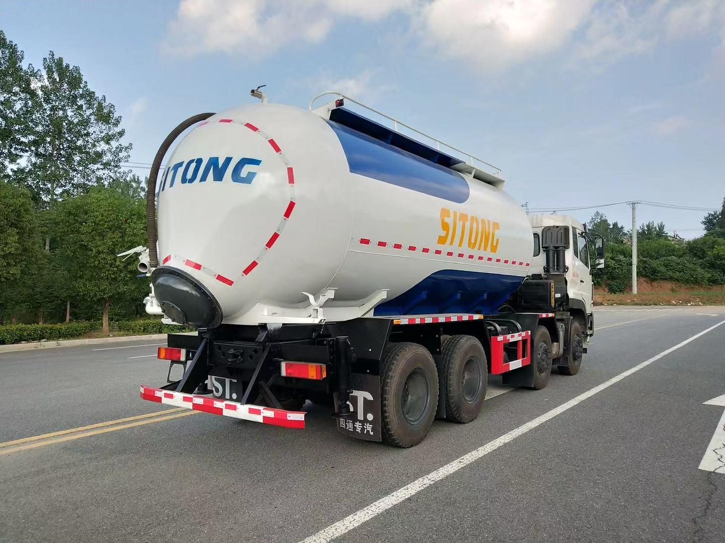 東風天龍立式干混砂漿運輸車(22方)