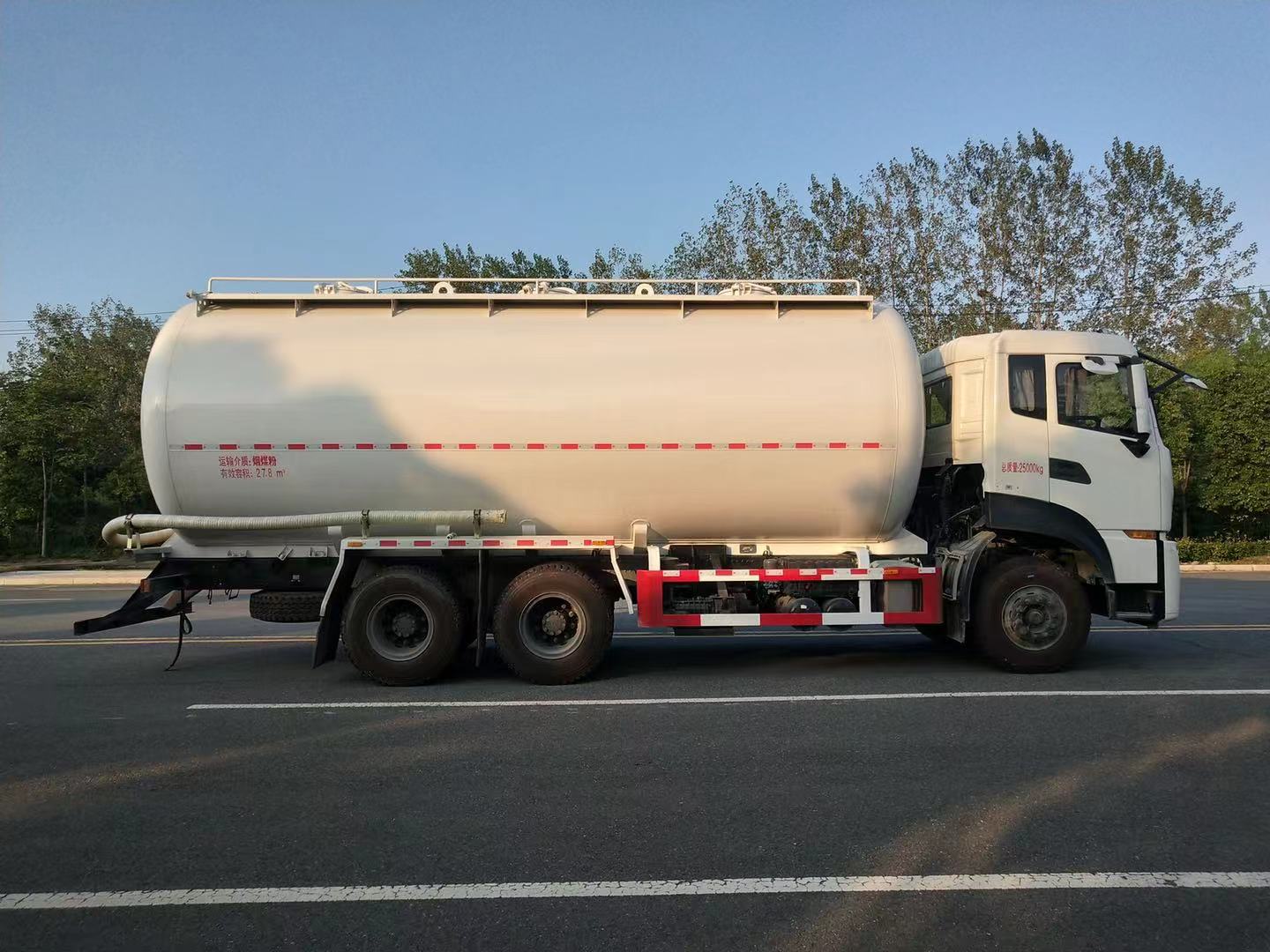 東風天龍粉粒物料運輸車(28方-LNG)