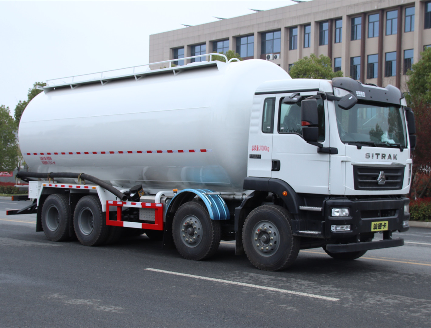 重汽汕德卡粉粒物料運(yùn)輸車(28方)