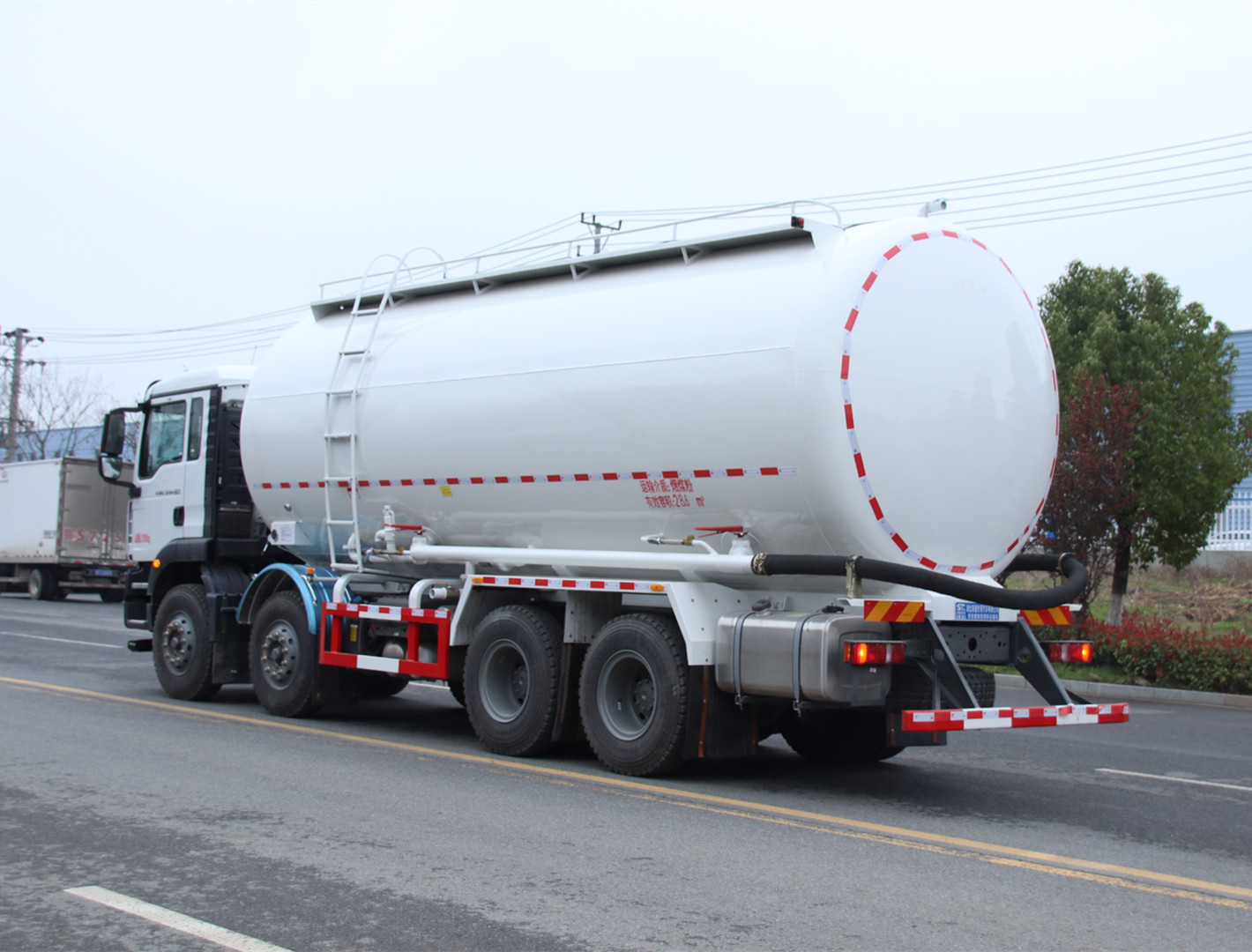 重汽汕德卡粉粒物料運(yùn)輸車(28方)
