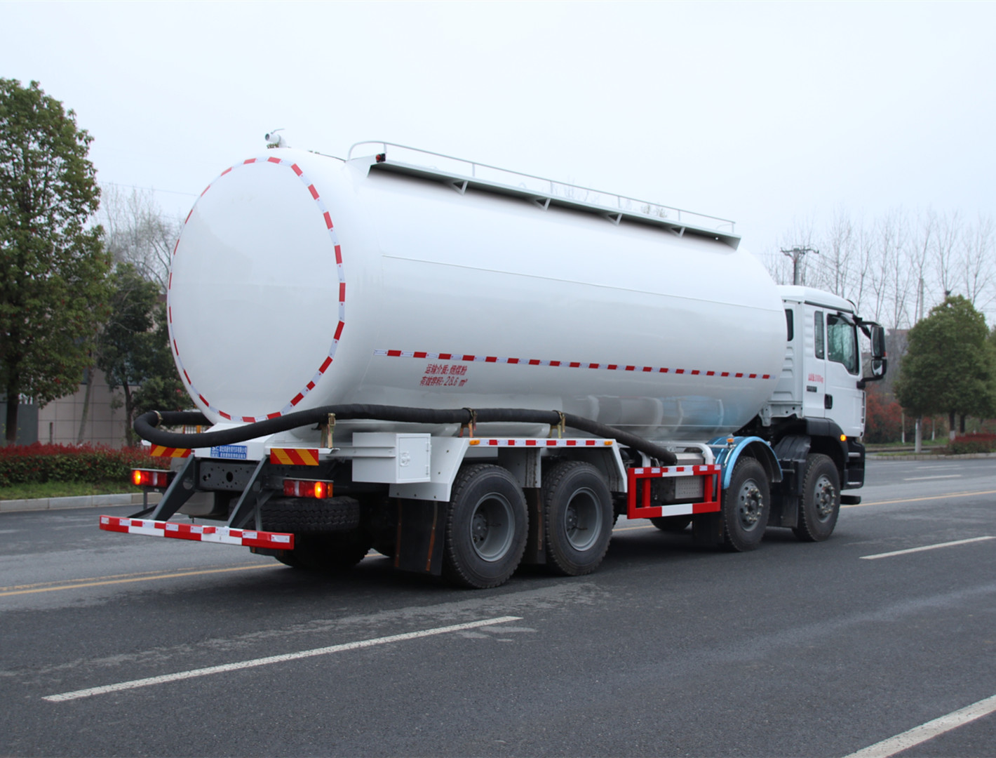 重汽汕德卡粉粒物料運(yùn)輸車(28方)