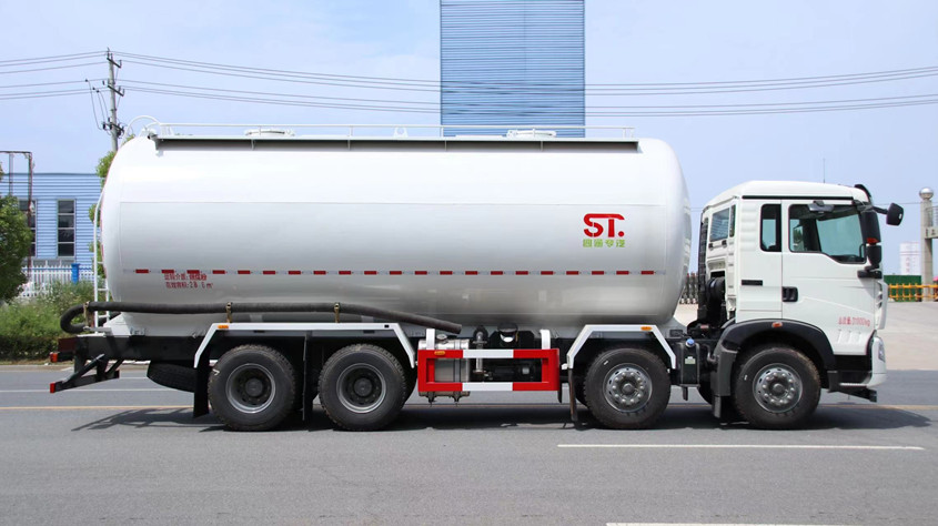 重汽豪沃干混砂漿運輸車(28方)